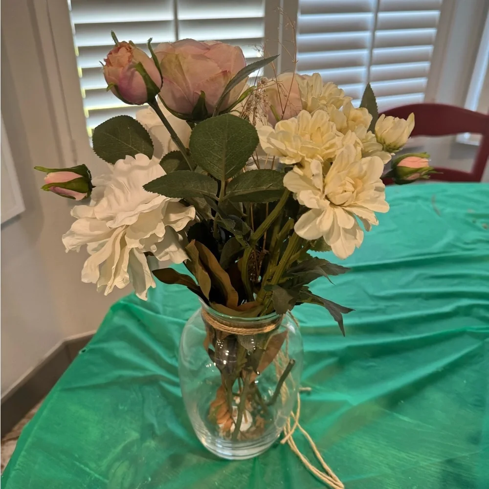 FAUX FLOWERS! Neutral/natural coloring: great for any room in the house! Zoom in